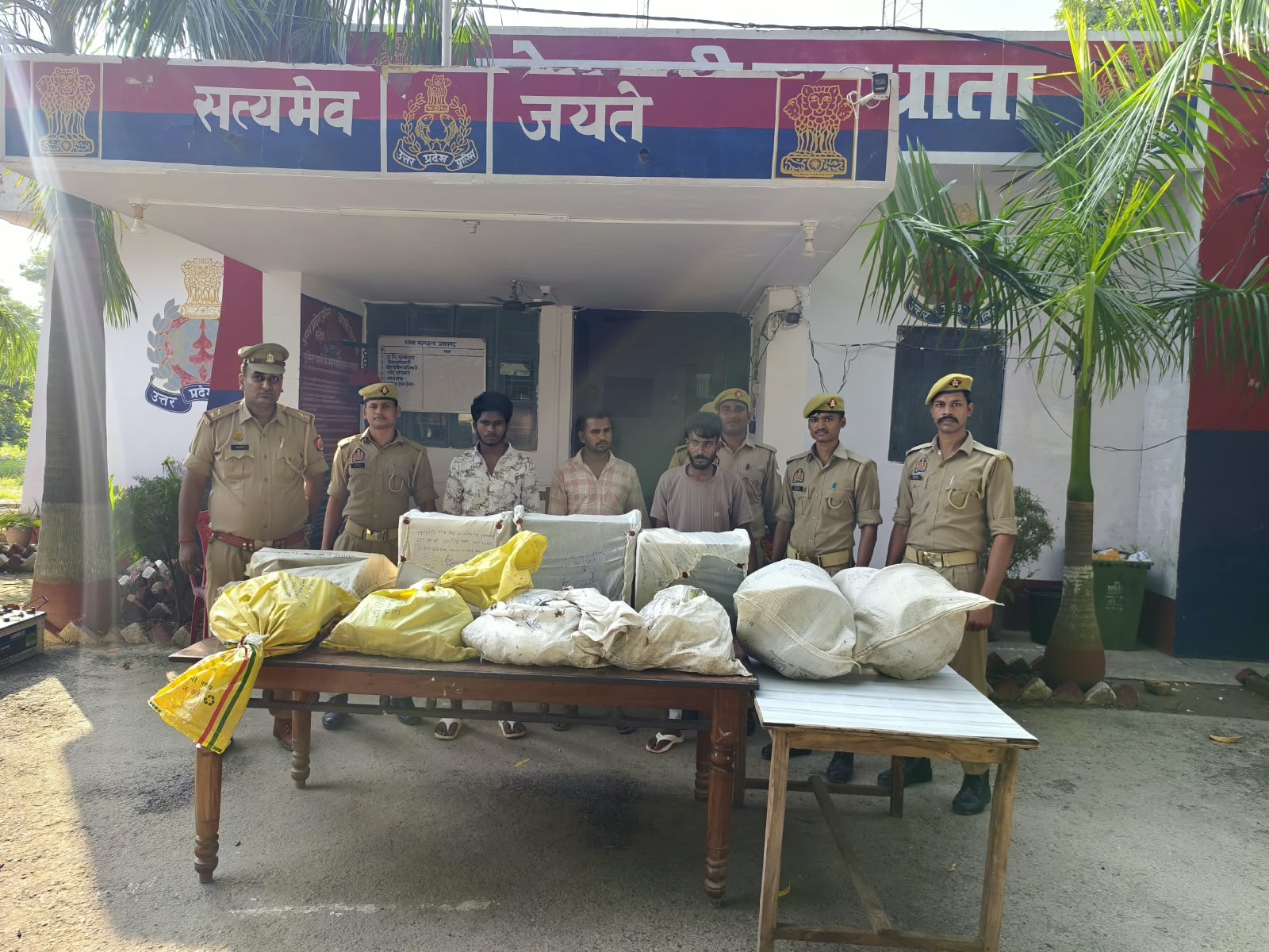 प्रतापगढ़ थाना मांधाता के अंतर्गत हैंसी बाजार चोरी का पुलिस…