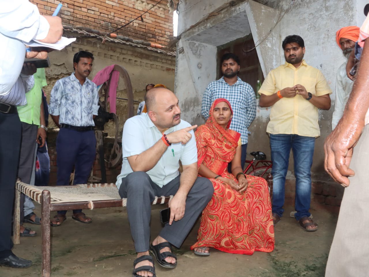 प्रतापगढ़: जनसुनवाई में शिकायत मिली तो गांव पहुंच गए डीएम…