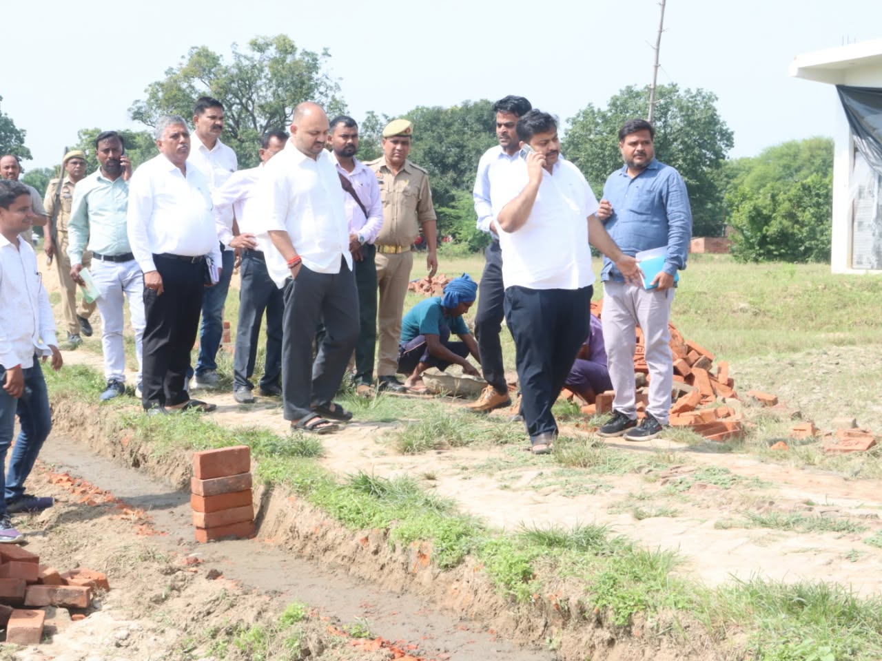 प्रतापगढ़ : इंटरलॉकिंग सड़क निर्माण की गुणवत्ता पर डीएम…
