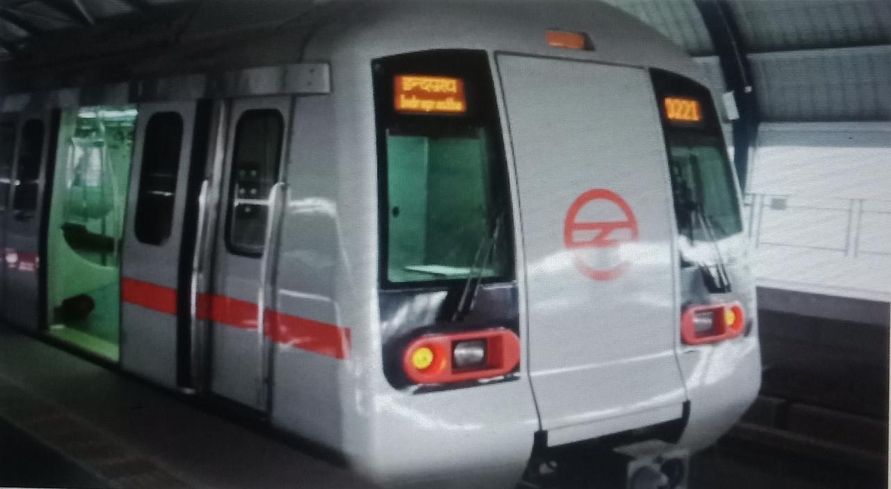 *नई दिल्ली:रेड लाइन पर देरी से चल रही मेट्रो, दफ्तर जाने वाले आधे घंटे तक रहे परेशान* *