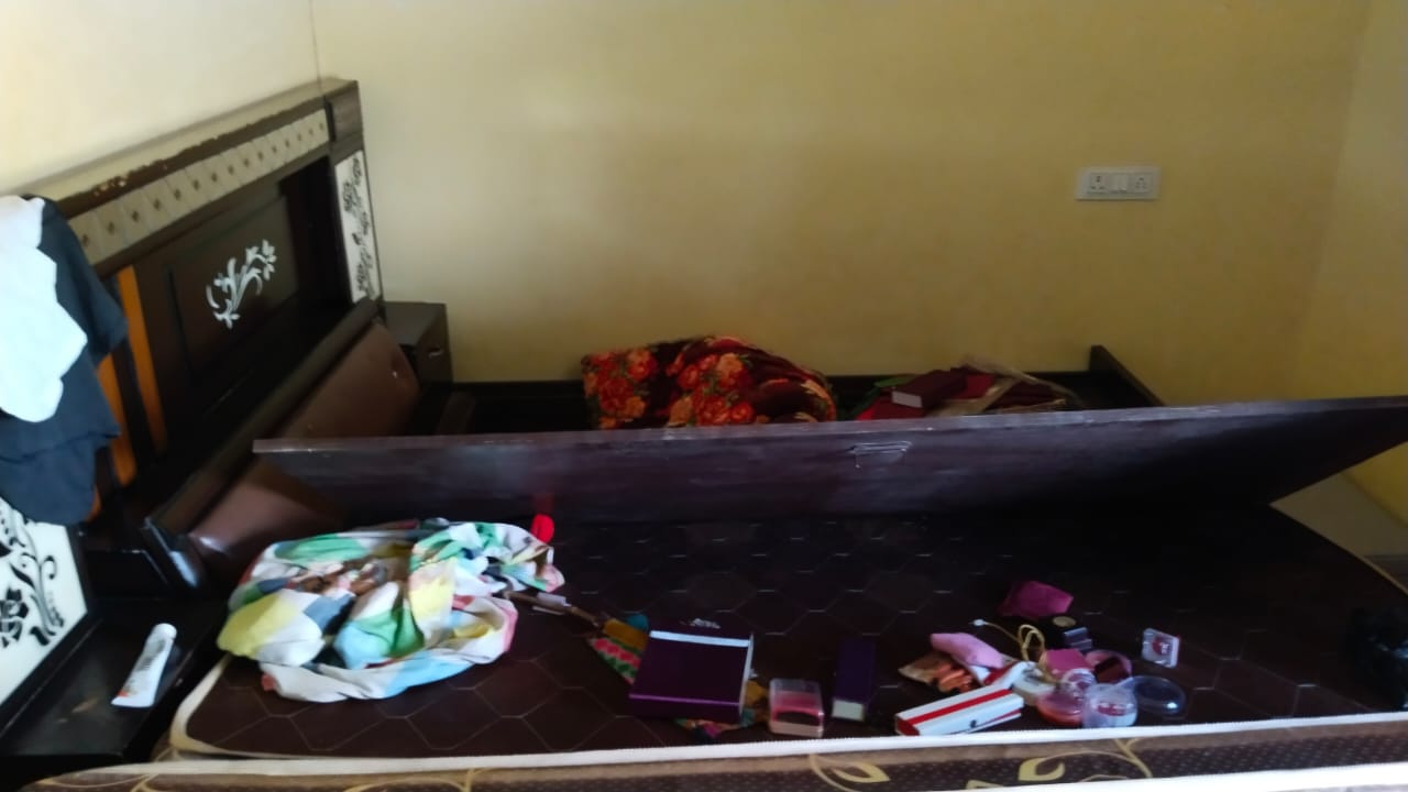 प्रतापगढ़ जिले के ढकवा बिनैका गांव में लगभग 22 लाख रुपए की चोरी