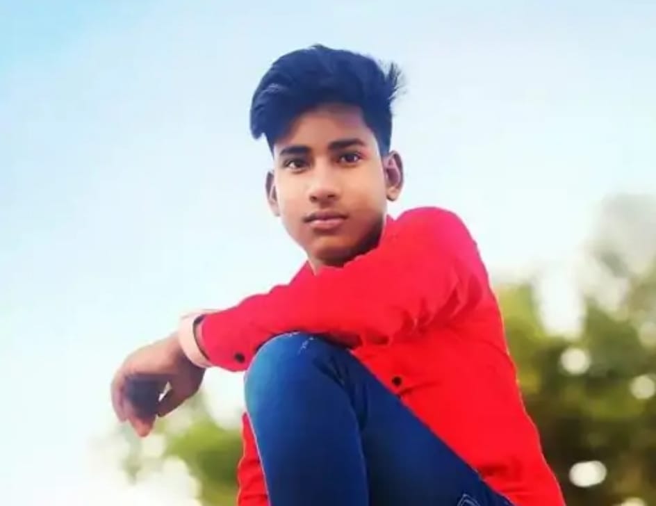 लघुशंका करने गए किशोर की खेत में प्रवाहित विद्युत तार की चपेट में आने से हुई दर्दनाक मौत :-