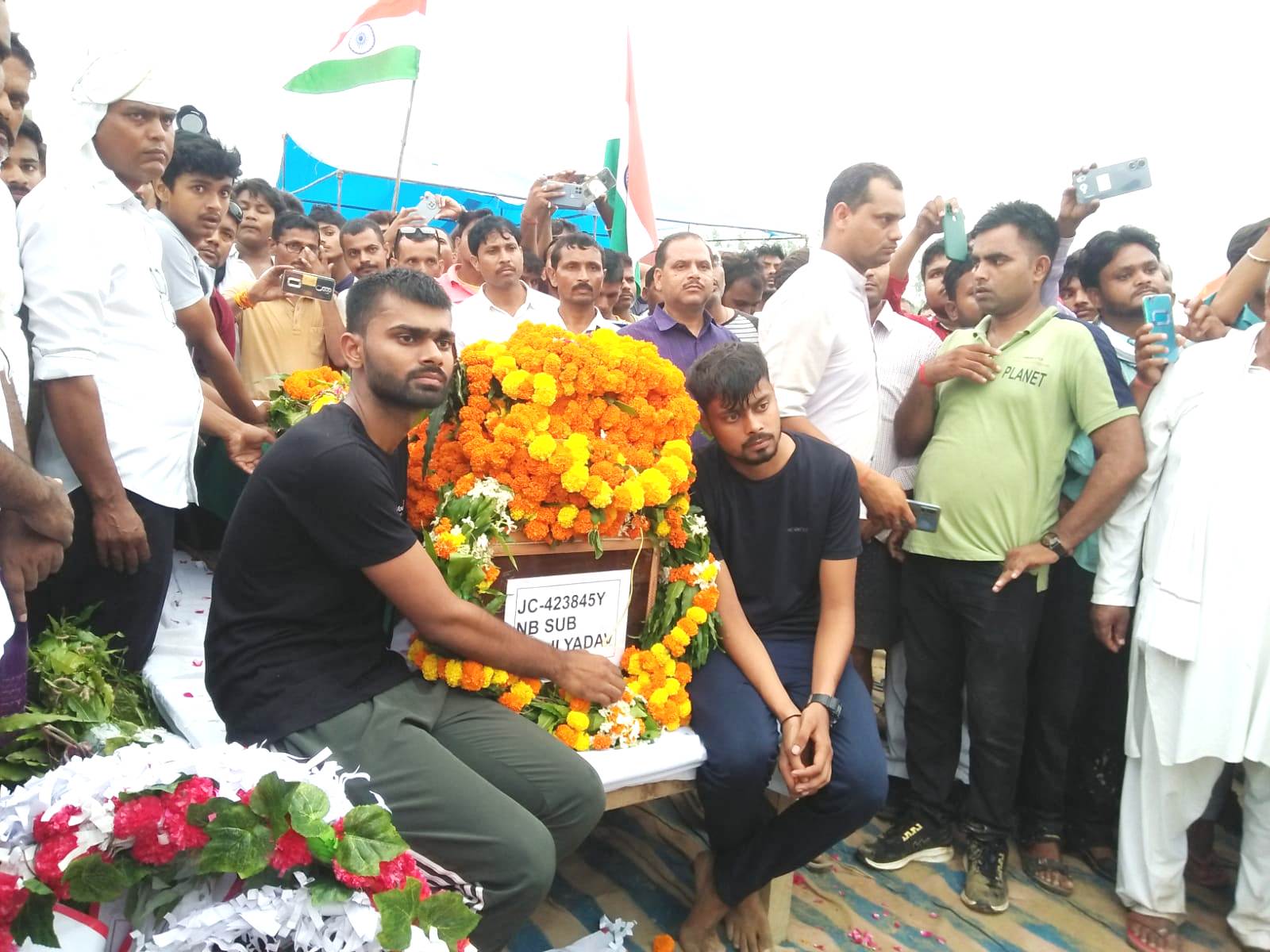 *विधायक विश्वनाथगंज एवं जिलाधिकारी ने शहीद नायब सूबेदार लालजी यादव के पार्थिव शरीर पर पुष्प अर्पित कर श्रद्धांजलि दी*