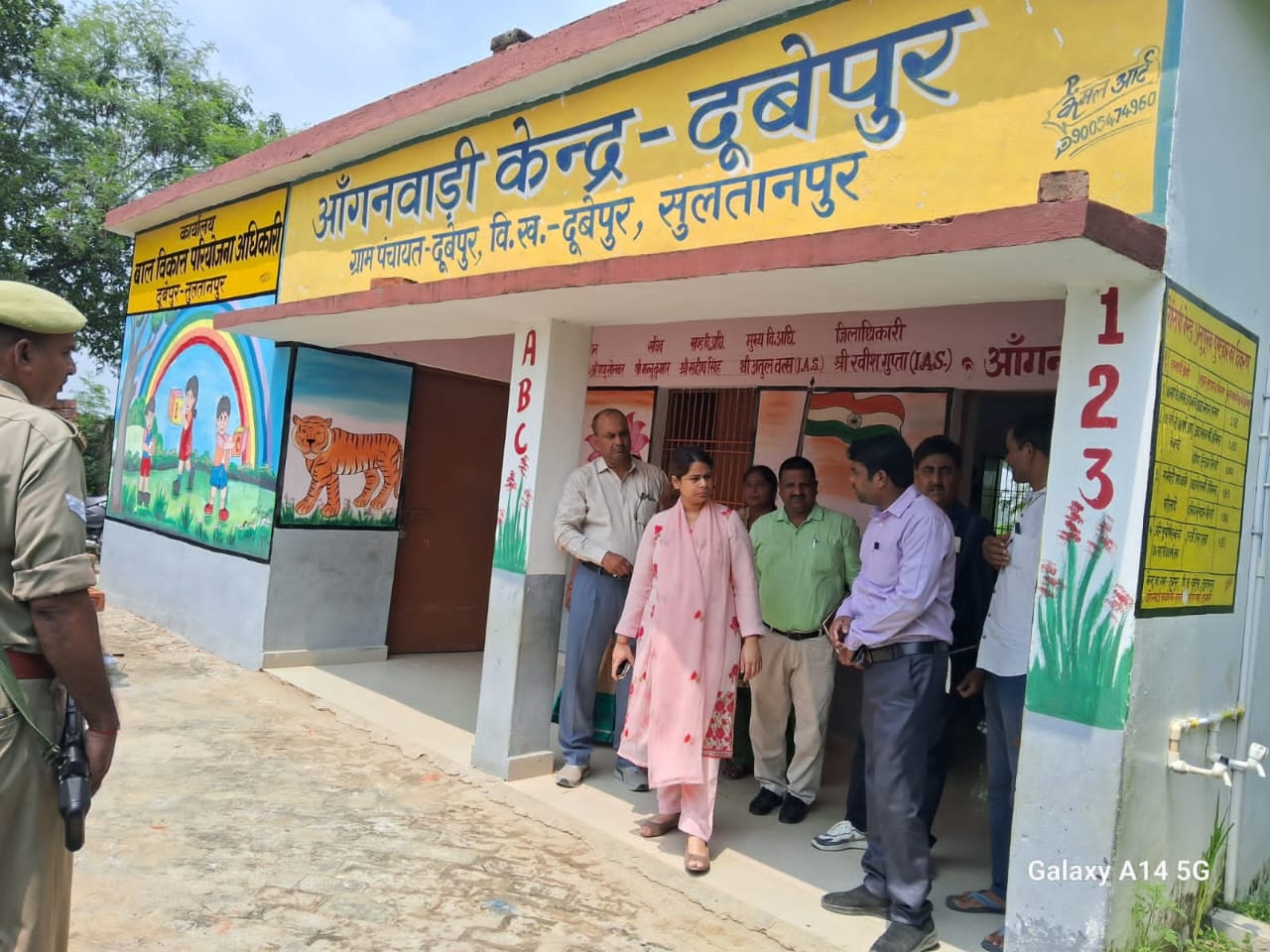 जिलाधिकारी महोदया द्वारा आंगनवाड़ी केन्द्र दूबेपुर व नगर क्षेत्र अन्तर्गत आंगनवाड़ी केन्द्र कांशीराम आवास अमहट, विकास खण्ड दूबेपुर का किया गया निरीक्षण