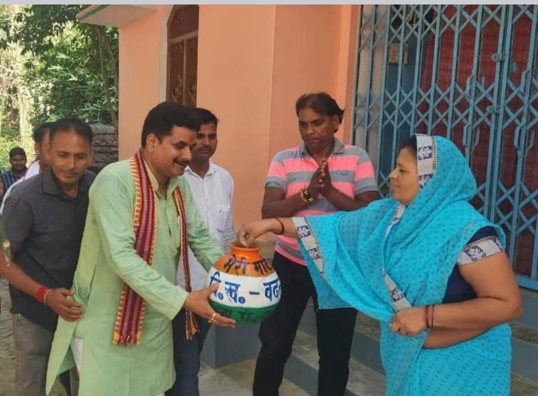 *बदलापुर विधायक श्री रमेश मिश्रा ने दिल्ली में बनने वाले “अमृत वाटिका” योजना अंतर्गत ग्राम पंचायत बडेरी पटखौली में घर-घर से पवित्र मिट्टी को कलश में किया एकत्रित ,किया वृक्षारोपण*