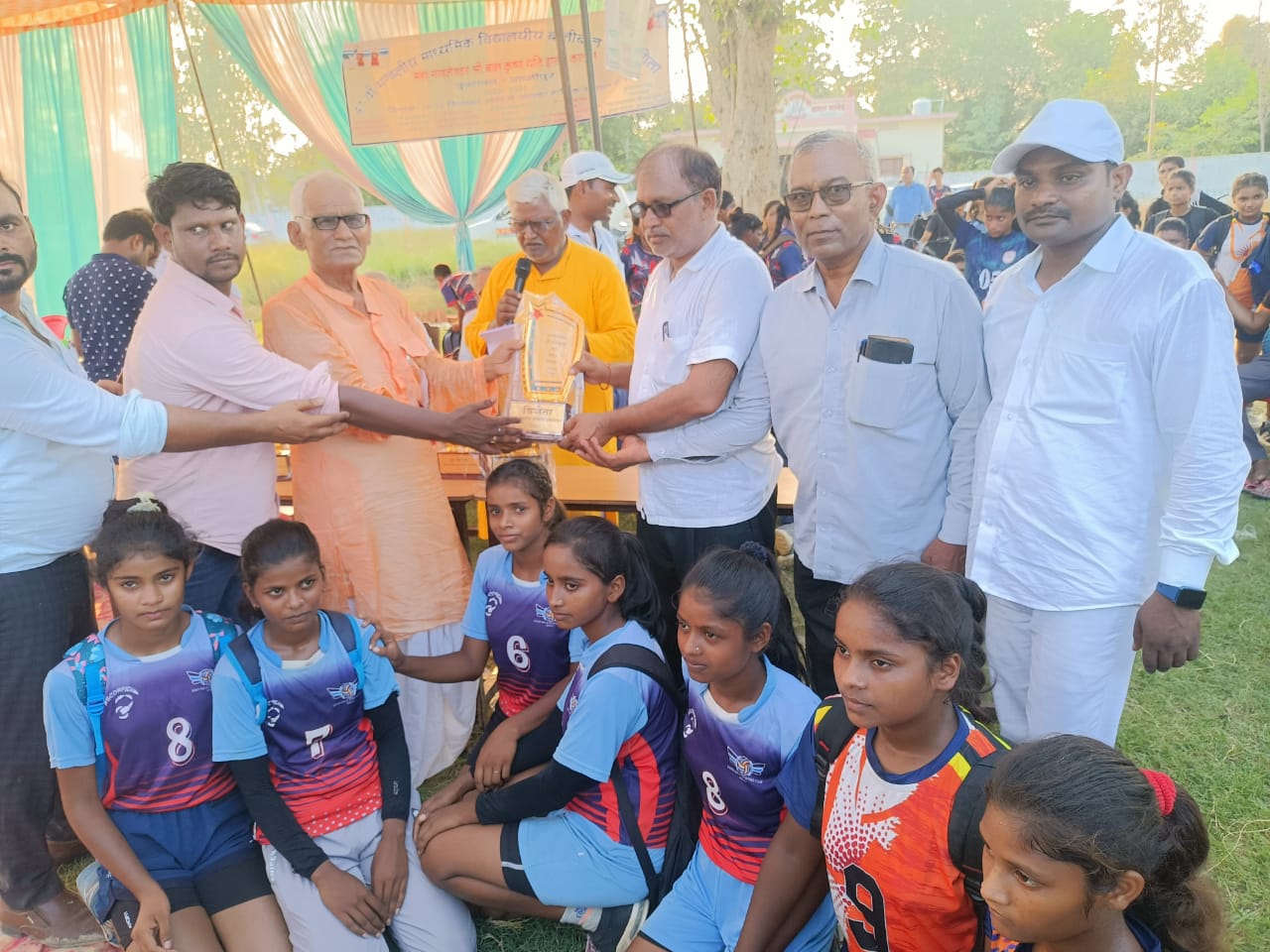 गाजीपुर में आयोजित प्रतियोगिता मे चंदौली की बालिकाओं को हराकर बदलापुर टीम प्रथम स्थान प्राप्त किया