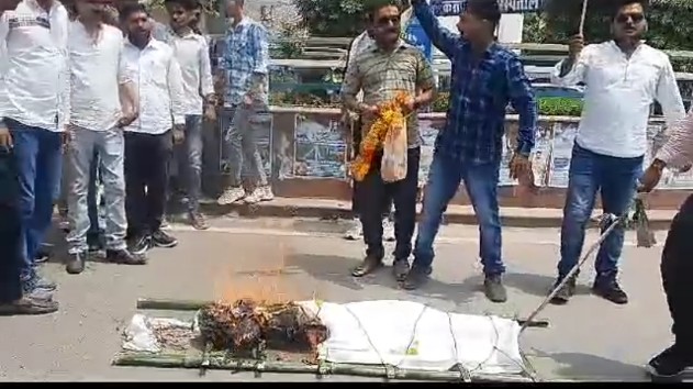 सपा नेता स्वामी प्रसाद मौर्य की सुल्तानपुर जिला मुख्यालय पर निकाली गई प्रतीकात्मक शव यात्रा।