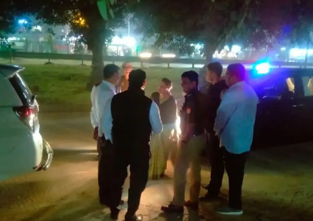 *सी एम को रास्ते में दिखा अंधेरा तो अफसर तलब:*