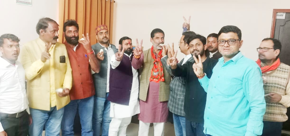 तीन राज्यों में रुझान बीजेपी के पक्ष में आते ही भाजपा कार्यालय पर जश्न का माहौल मिठाई बाँटकर एवं पटाके फोड़कर खुशी मनाई गई