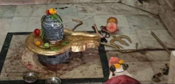 प्राचीन शिव मंदिर की दान पेटी को चोरों ने चुराया