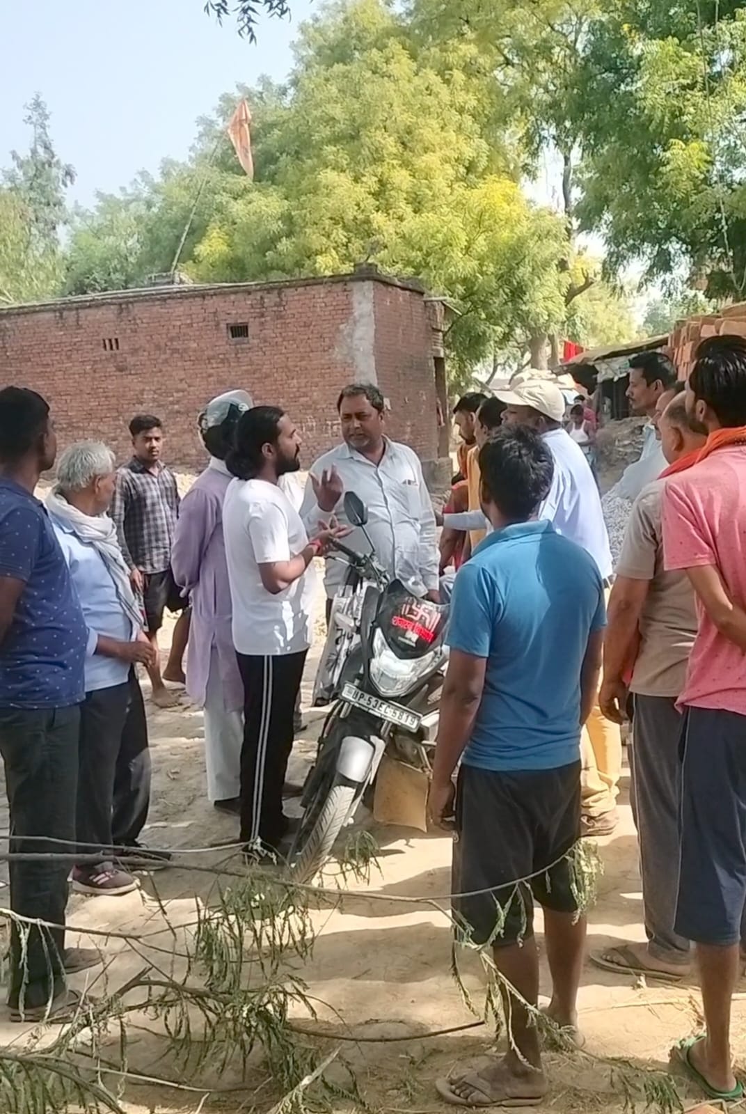 सीहीपुर मे दबंगो द्वारा दलितों का रास्ता रोका गया, मौके पर गये लेखपाल को गाली देकर भगाया