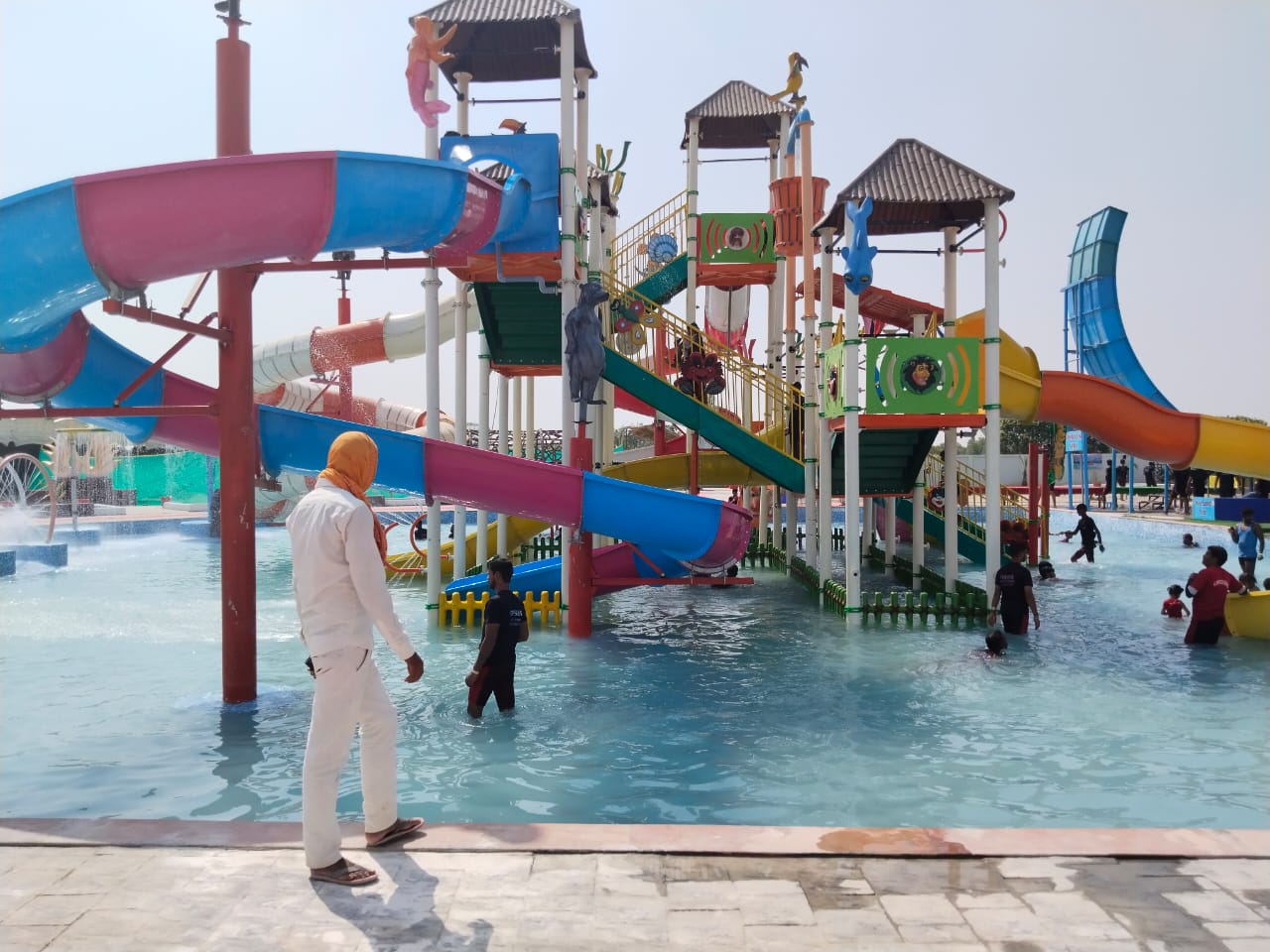 महानगरों जैसा वाटर पार्क अब सिंगरामऊ में      इसका संचालन शुरू होने से विकास की एक कड़ी और जुड़ी      इस भीषण गर्मी में प्रतिदिन हजारों लोग आकर उठा रहे वाटर पार्क का आनंद 