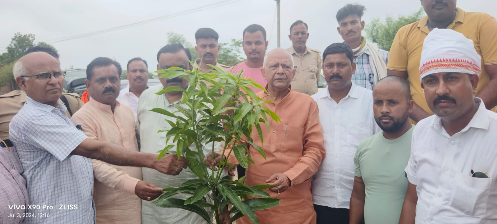 *एक पेड़ मां के नाम कार्यक्रम का शुभारंभ पूर्व मंत्री मोती सिंह ने किया*