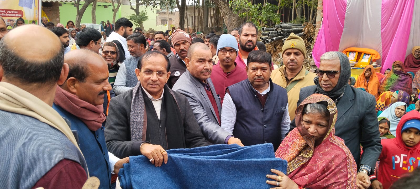*प्रतापगढ़ / नगर पंचायत ढकवा विगत वर्षों की भांति इस वर्ष भी कपूर बंधुओ द्वारा किया गया भव्य कंबल वितरण कार्यक्रम*
