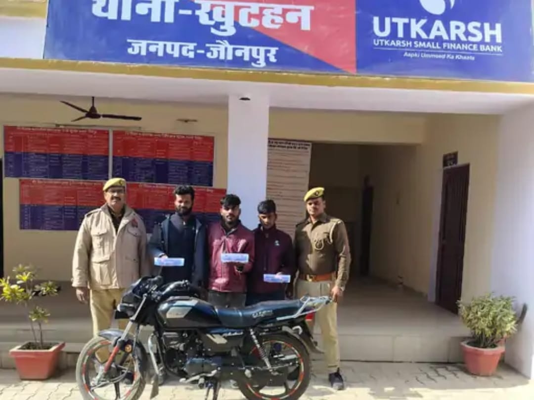 *पुलिस ने अवैध हथियारों के साथ तीन बाइक सवार को किया गिरफ्तार*