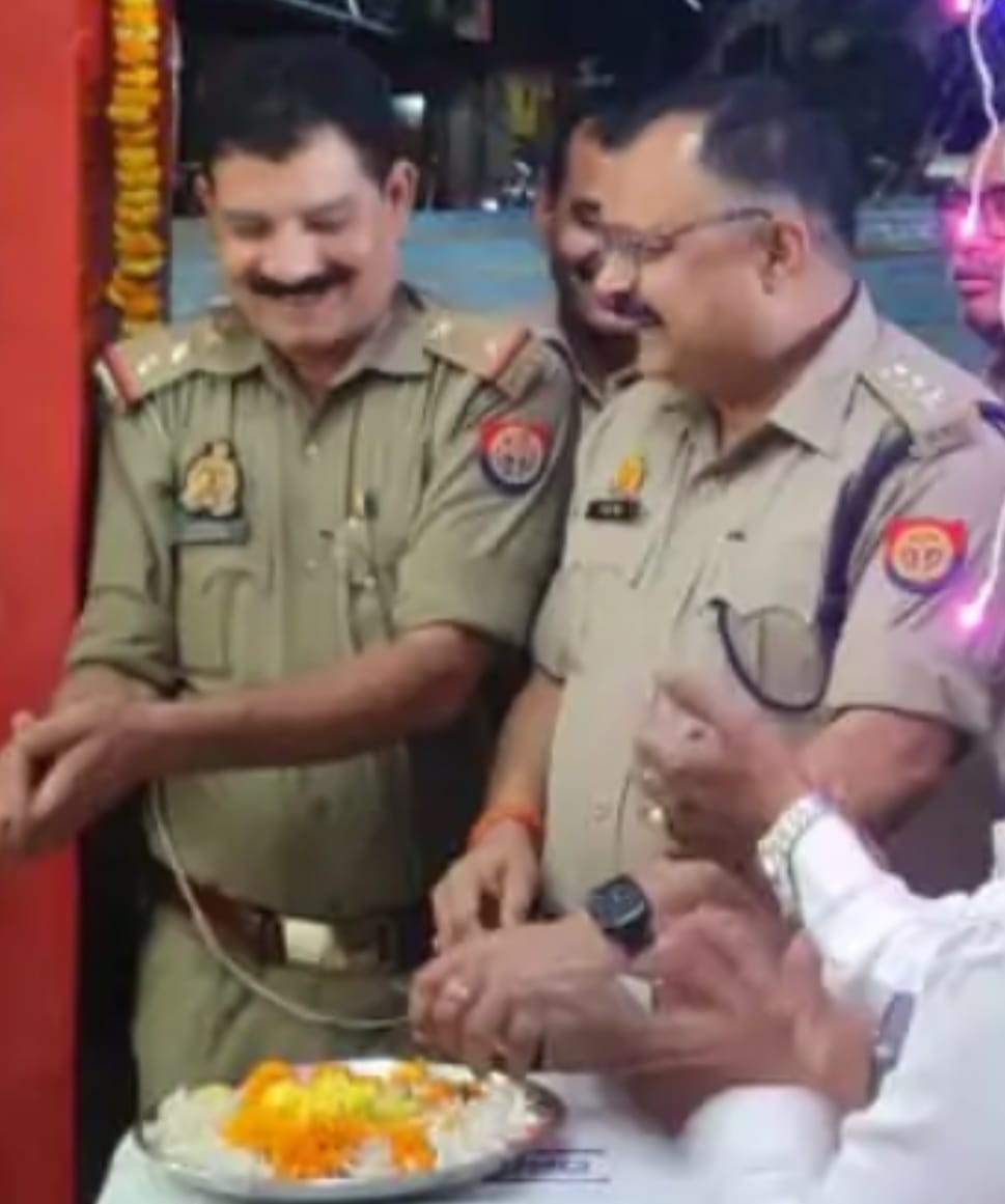 *महाराजगंज थाना क्षेत्र के गोरखपुर-प्रयागराज मार्ग पर क्षेत्राधिकारी बदलापुर ने पुलिस बूथ का किया उद्घाटन* 