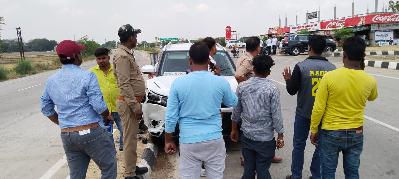 l*प्रतापगढ़/नगर पंचायत ढकवा एन एच 731 पर कार और बाइक की जबरजस्त टक्कर* 