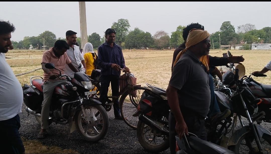 *प्रतापगढ़ / नगर पंचायत ढकवा मानक विहीन बन रही पी डब्लू डी की सड़क का क्षेत्र वासियों ने किया विरोध तो ठेकेदार ने दी धमकी*
