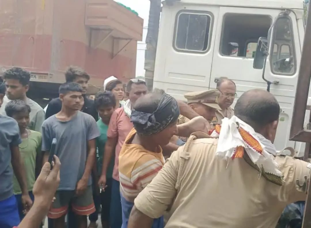 *तेज रफ्तार ट्रेलर ने बाइक सवार को रौंदा,दो लोगों की दर्दनाक मौत,मची चीख पुकार*