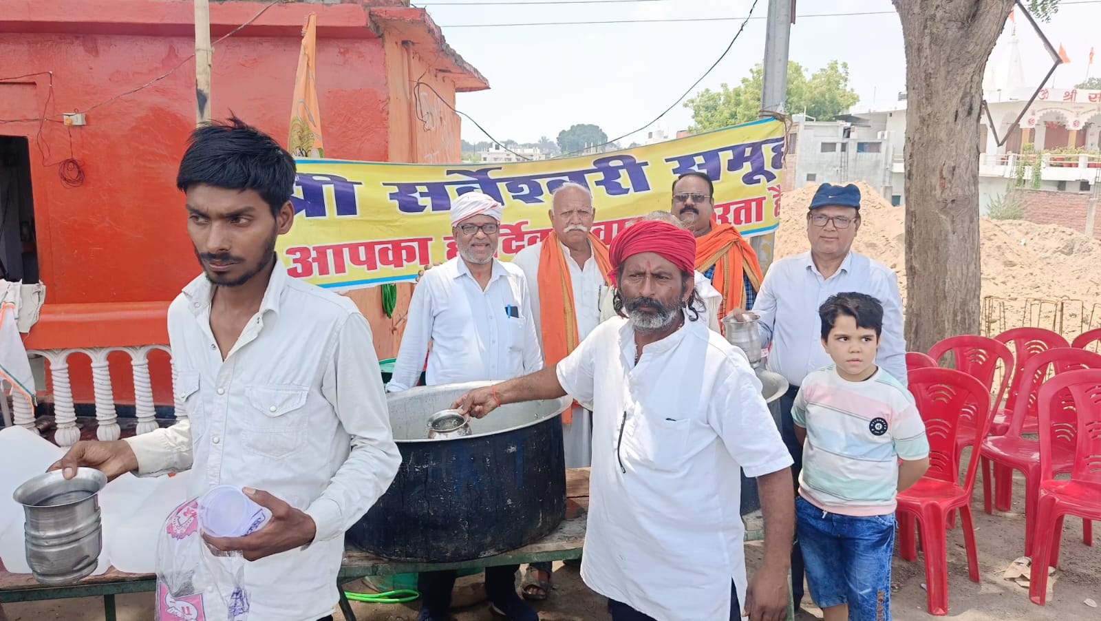 यात्रियों एंव दर्शनार्थियों को गर्मी से राहत हेतु नीबू पानी एंव शरबत पिलाने का कार्य क्रम रखा गया 