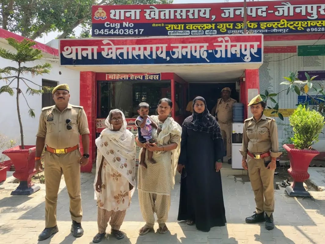 *टेंपो से गिरी एक साल की बच्ची को पुलिस ने तत्परता दिखाते हुए तीन घंटे में ढूंढ कर परिजनों को सोैंपा*