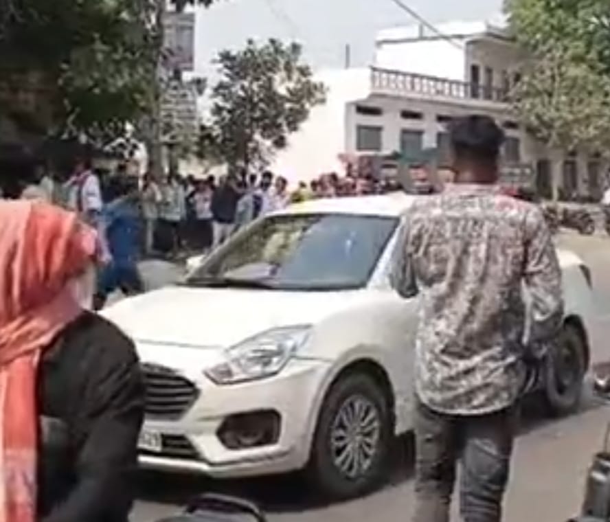 *नशे में धुत दो युवतियों ने दुकान में की तोड़फोड़, चौराहे पर मची अफरा-तफरी*