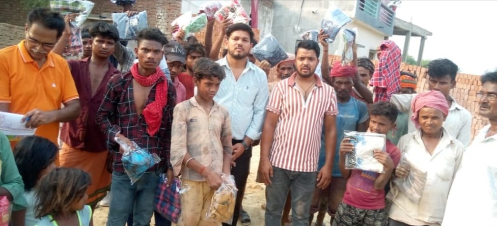 राष्ट्रीय मानवाधिकार संगठन के “यशस्वी प्रदेश सचिव एवं व्यापार संघ के राष्ट्रीय उपाध्यक्ष विनय जायसवाल” जी के द्वारा गरीब एवं मजलूमों को वस्त्र वितरण किया गया