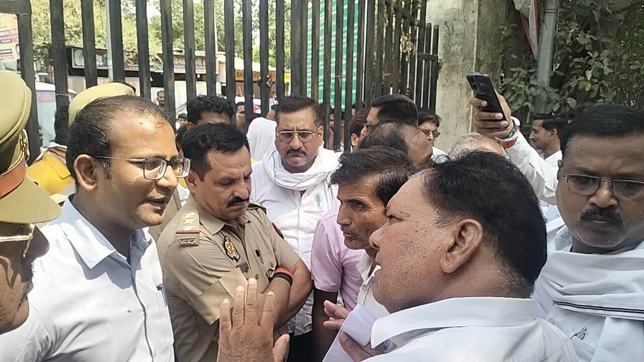 *प्रतापगढ़/पट्टी तहसील में अधिवक्ता का टीन शेड टूटा, अधिवक्ताओ ने की तालाबंदी*