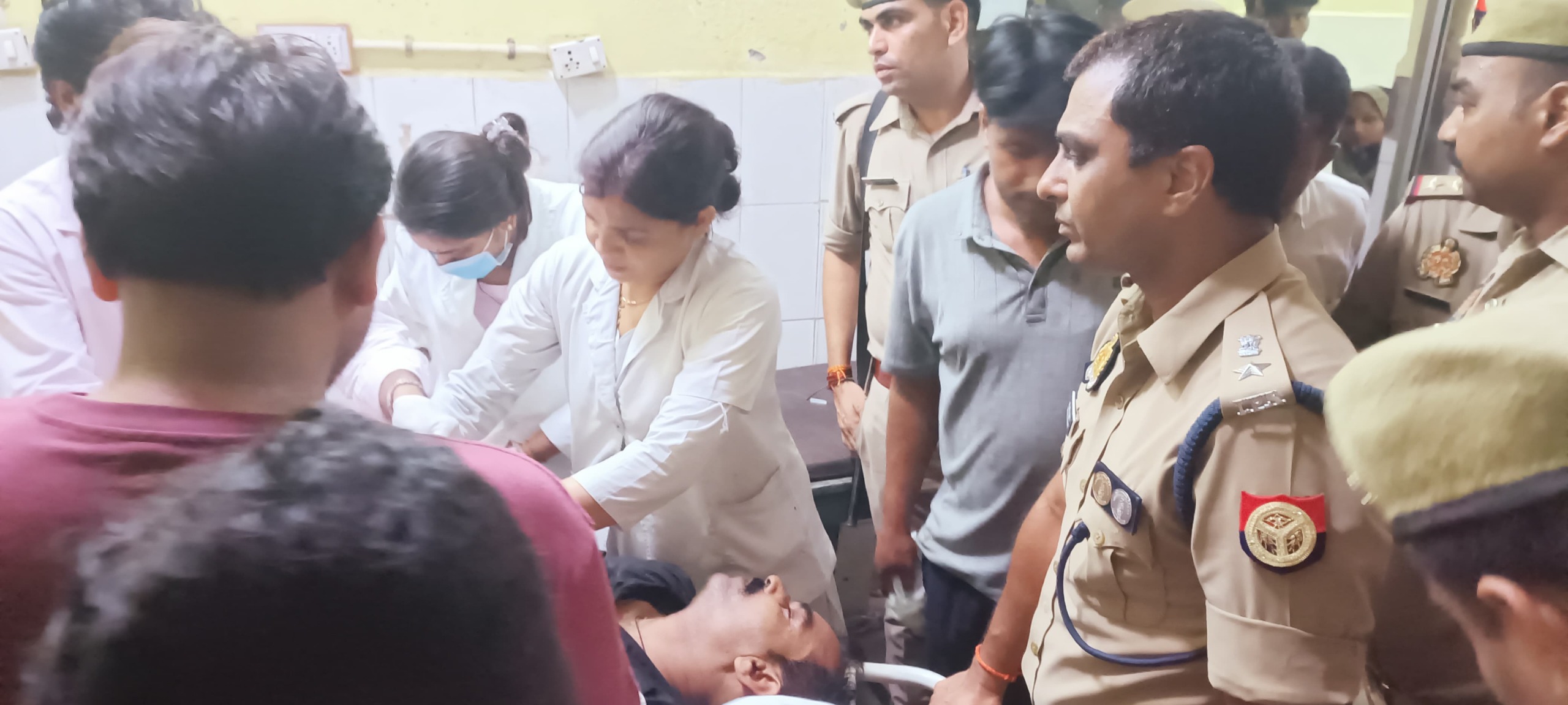 *प्रतापगढ़ / पट्टी थाना क्षेत्र के अंतर्गत पुरानी रंजिश में अज्ञात लोगों ने 04 लोगों को मारी गोली हालत गंभीर* 