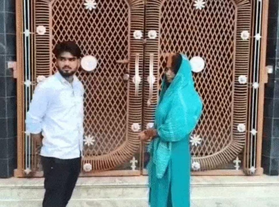 *पति ने पत्नी और उसके प्रेमी की# मंदिर में करा दी शादी#आशीर्वाद देकर किया विदा*