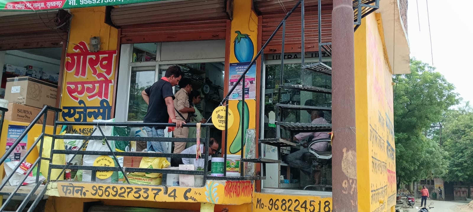 *गौरब एग्रो एजेंसी लम्भुआ की थाने में जमा कराई गई बीज भंडार से मिली एक्सपायरी दवाई*