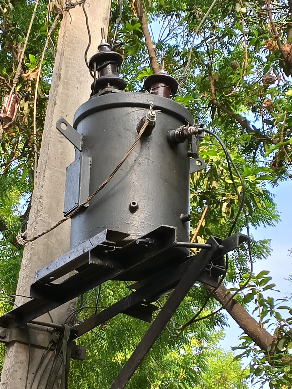 *जर्जर तार व खराब ट्रांसफर की वजह से लगभग दस दिनों से बिजली न मिलने से*