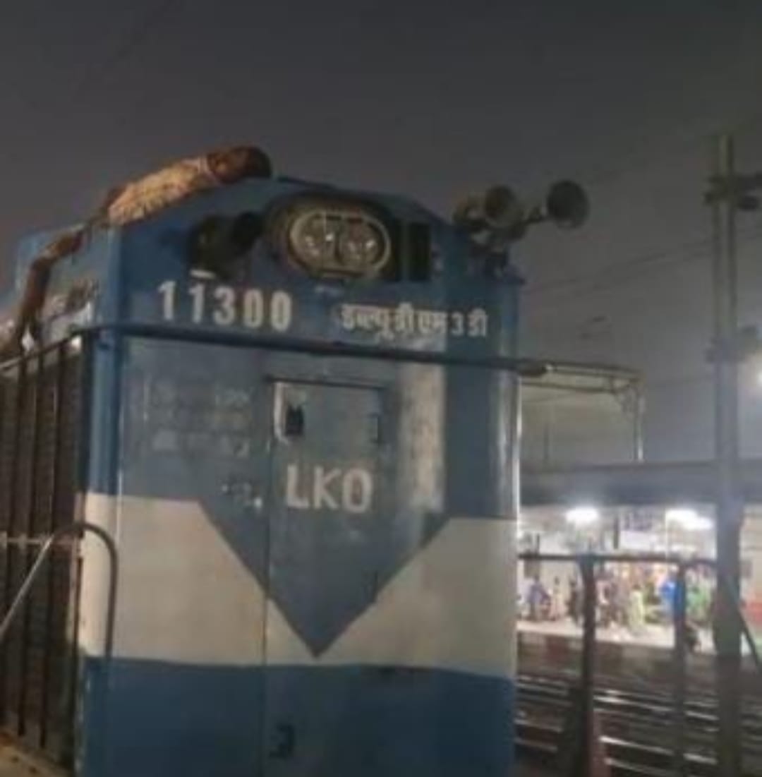 *राजधानी लखनऊ के चारबाग स्टेशन पर हाई टेंशन लाइट तार से झुलसा युवक*