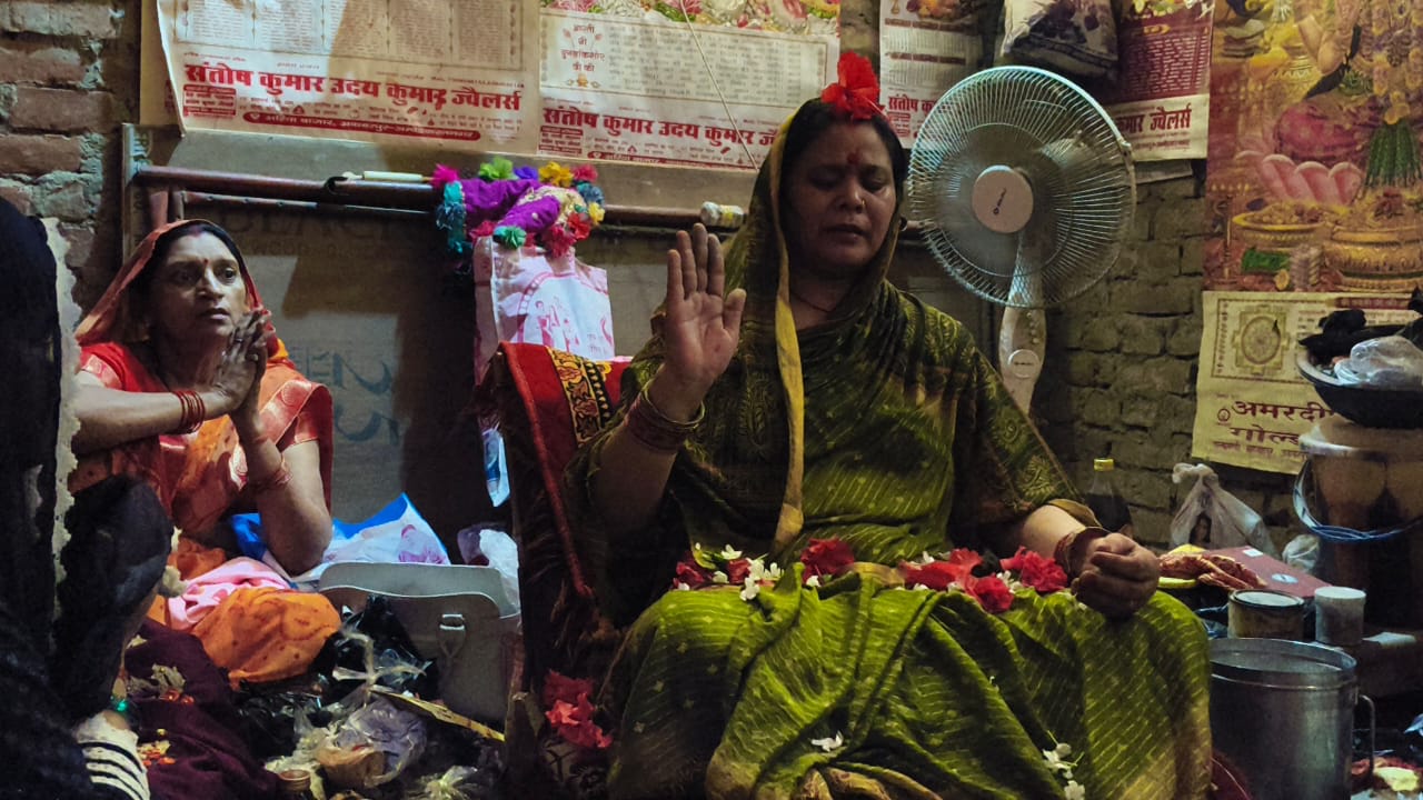 *दर्शन को पहुँच रहे श्रद्धालू कल्कि अवतार मान रहे भक्त*