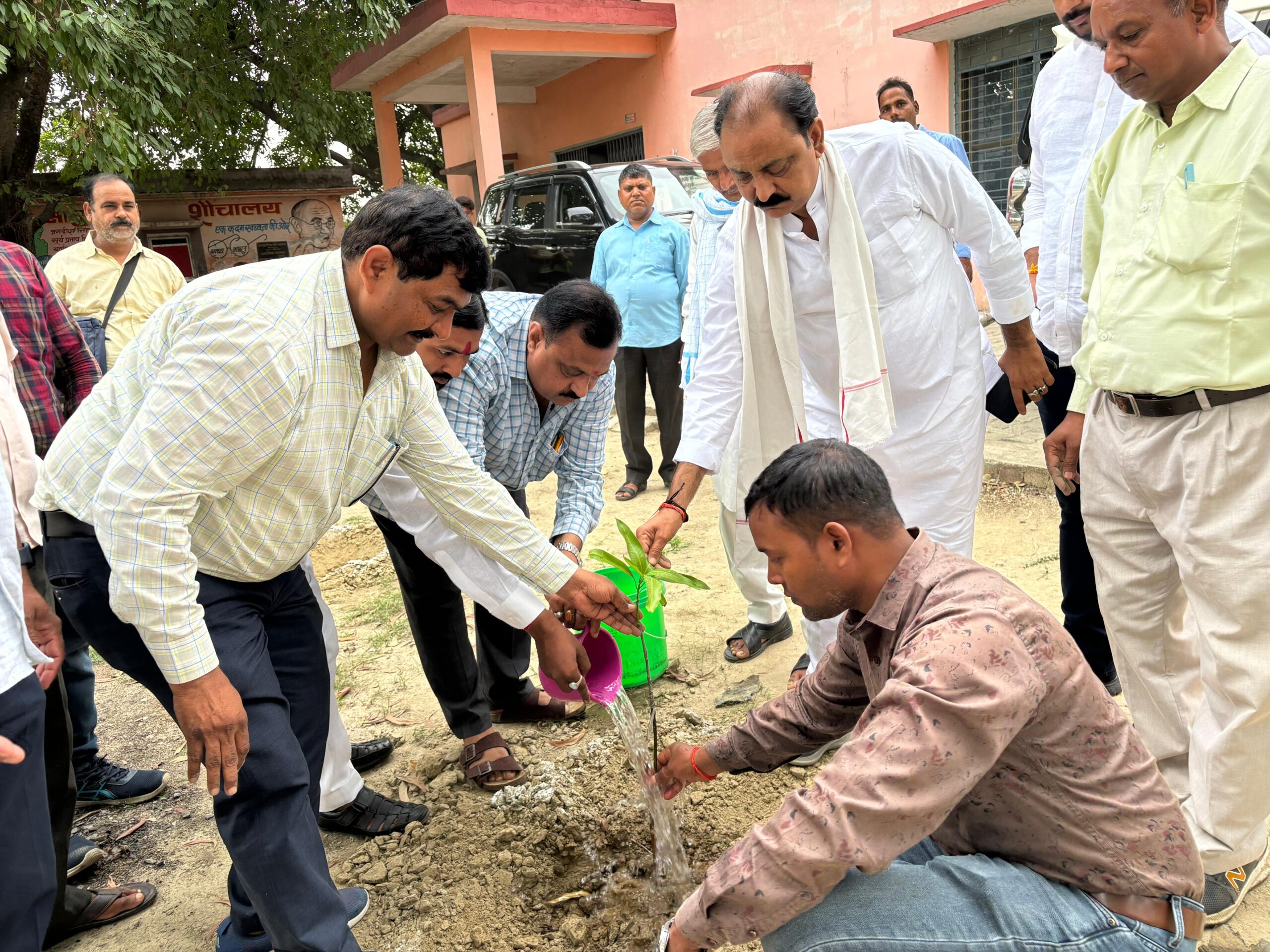 सिकरारा ब्लॉक परिसर व मीरगंज तालाब में ‘एक पेड़ मां के नाम’ अभियान के तहत बृहद पौधरोपण