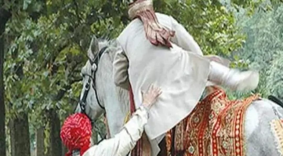 *पहले युवक को समझा चोर, हुई खूब पिटाई, फिर अगली सुबह बनाया दामाद, बजी शहनाई*