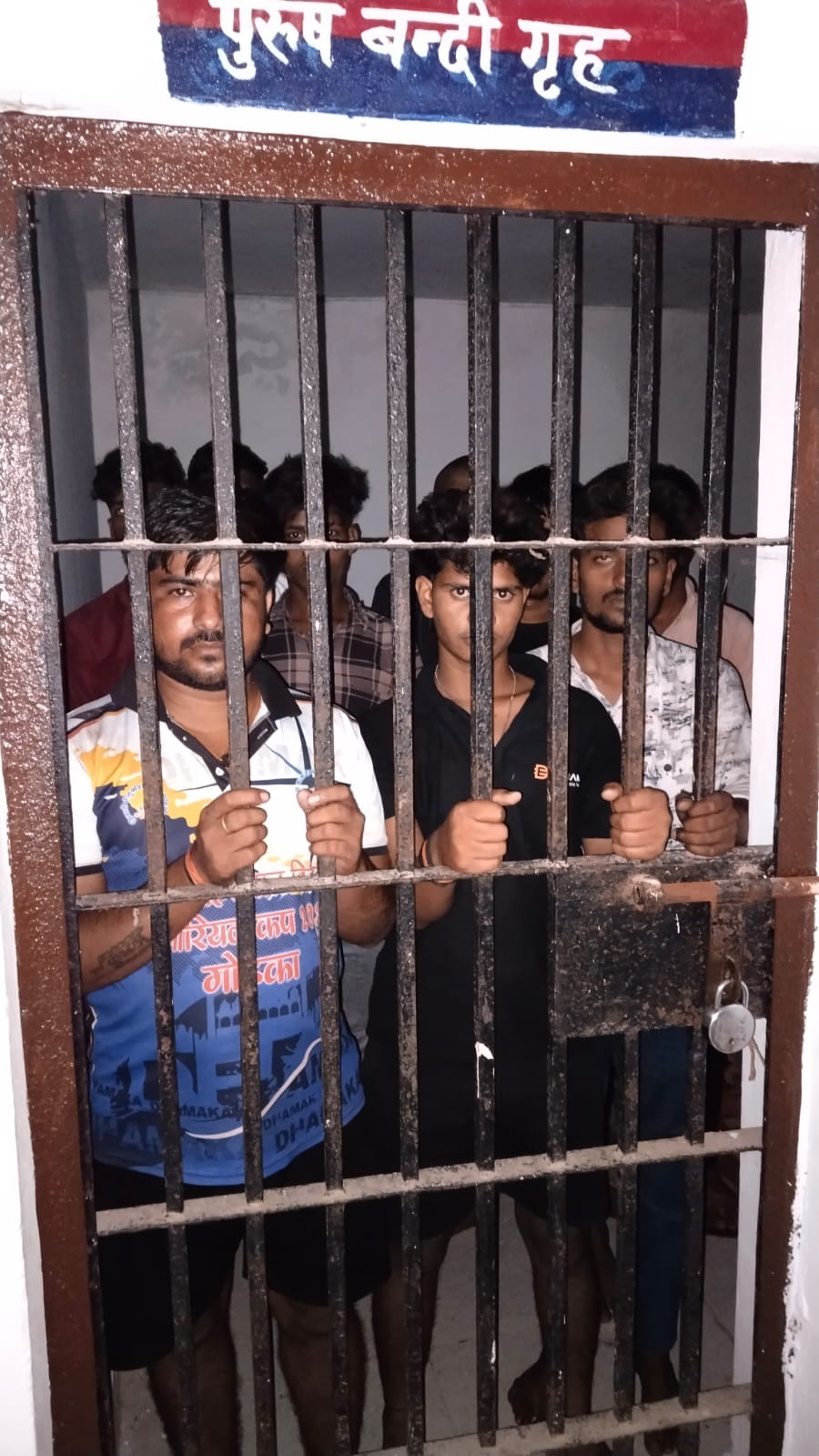 *थाना बरसठी पुलिस द्वारा कटवार हाल्ट के पास चेन पुलिंग कर खड़ी ट्रेन पर पथराव करने वाले वांछित 10 अभियुक्त को किया गया गिरफ्तार* 