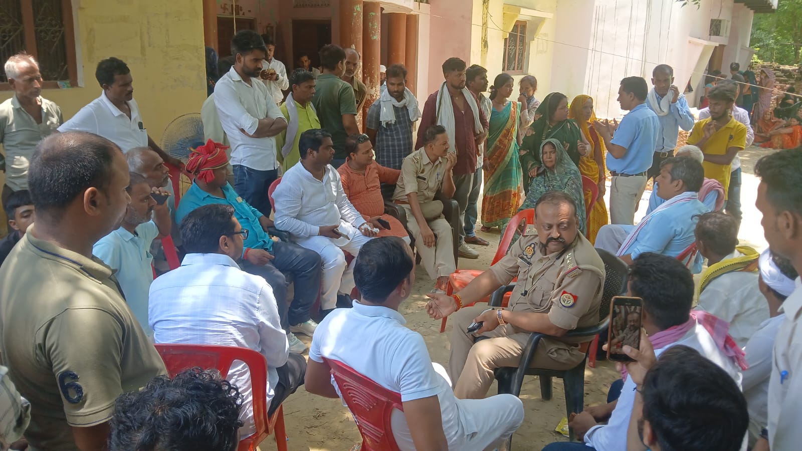*उप निरीक्षक की तहरीर पर चार दर्जन से अधिक लोगों के खिलाफ मुकदमा दर्ज*