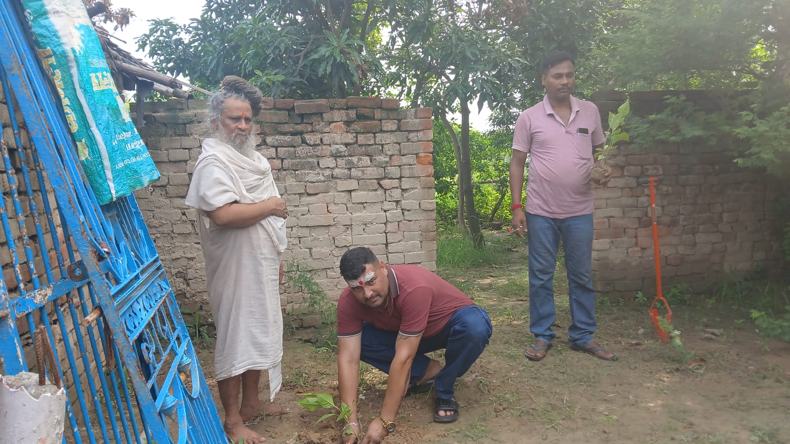 *जनवारी नाथ में बाबा कौसल दास की अगुआई में लगाया बेल वृक्ष*