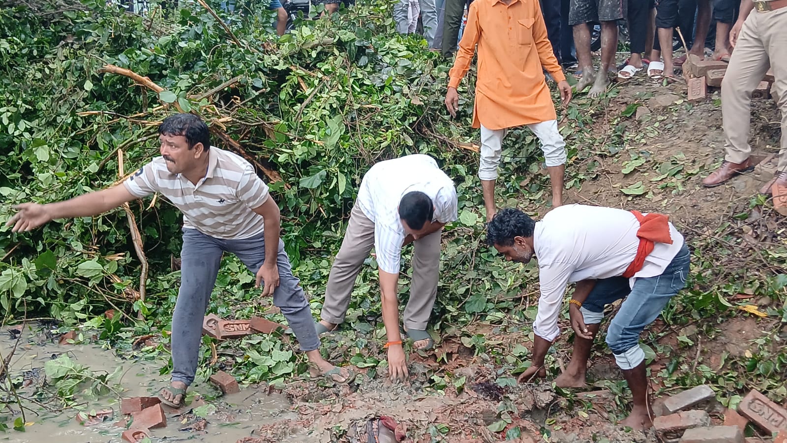 *कीचड़ पानी मे दबी लाश को कोतवाली प्रभारी अखिलेश सिंह ने स्वयं निकाली*