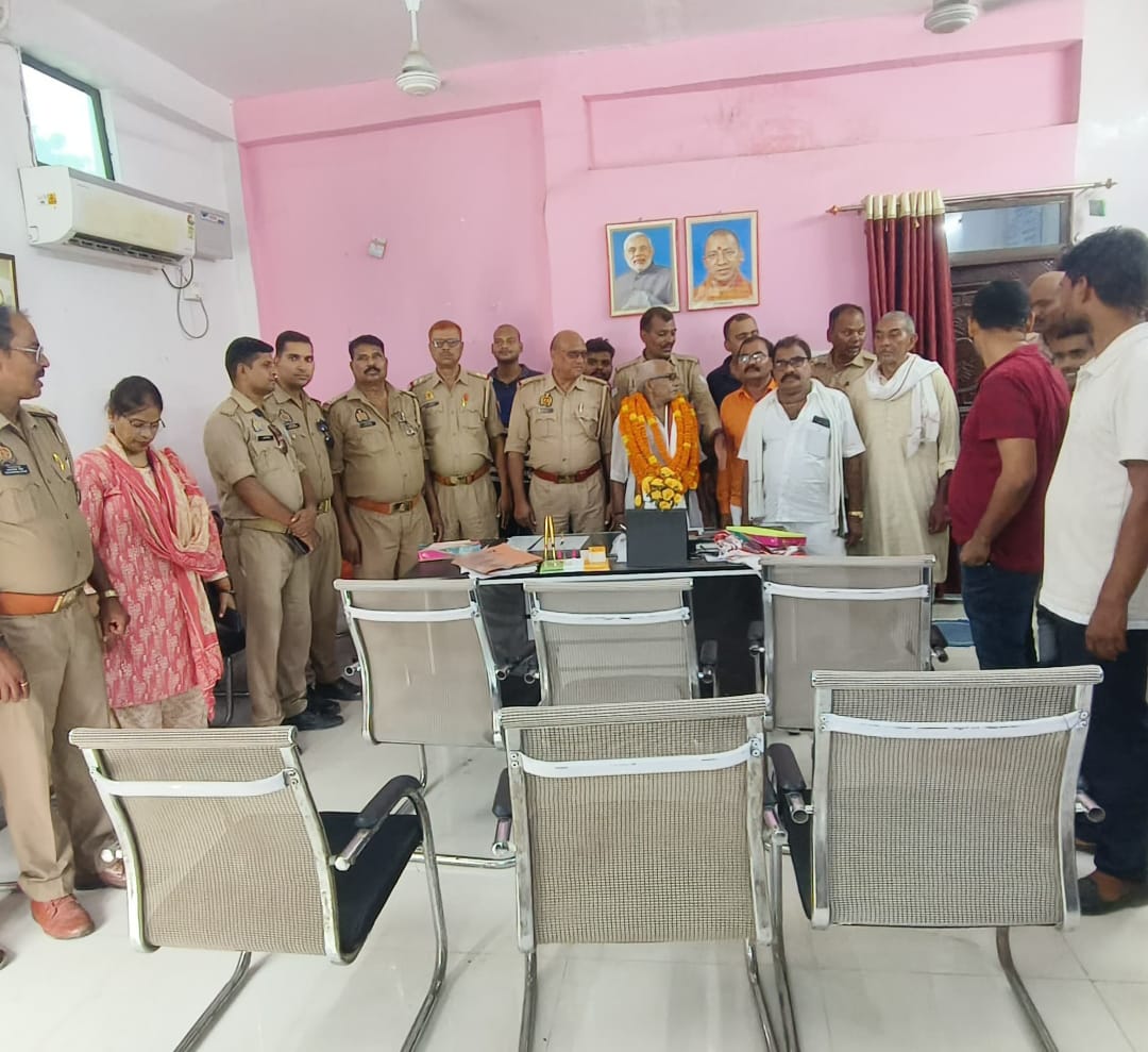 सेवानिवृत होने पर रसोईया सज्जन लाल को पुलिस कर्मियों द्वारा दी गई विदाई