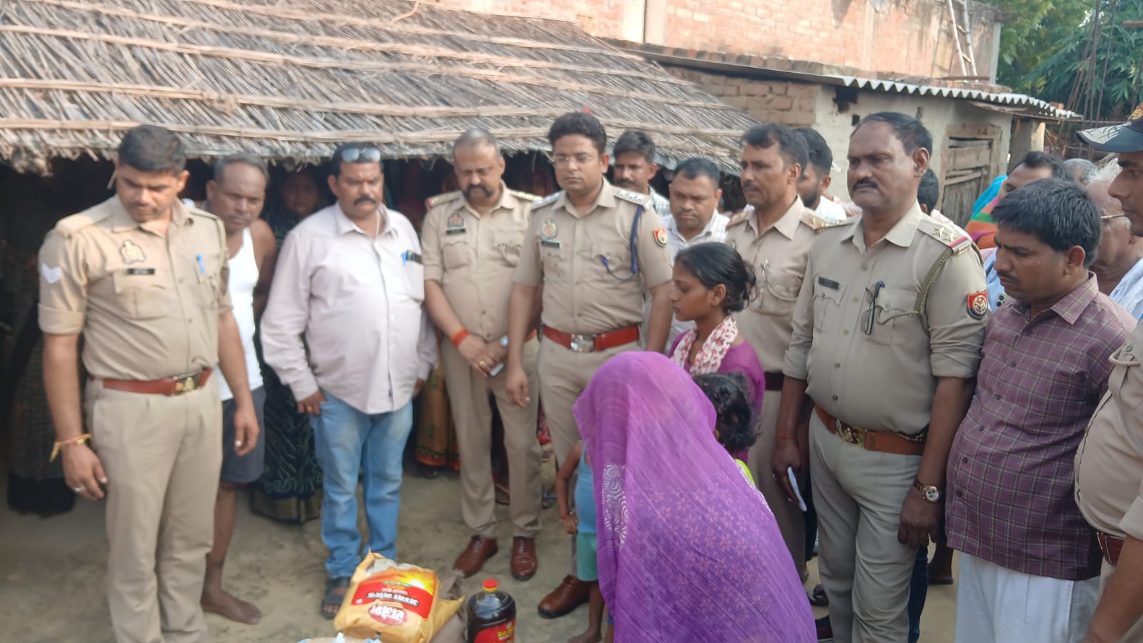 पुलिस अधिकारियों ने दिखाई इंसानियत, अनाथ बच्चों की मदद को बढ़ाए हाथ