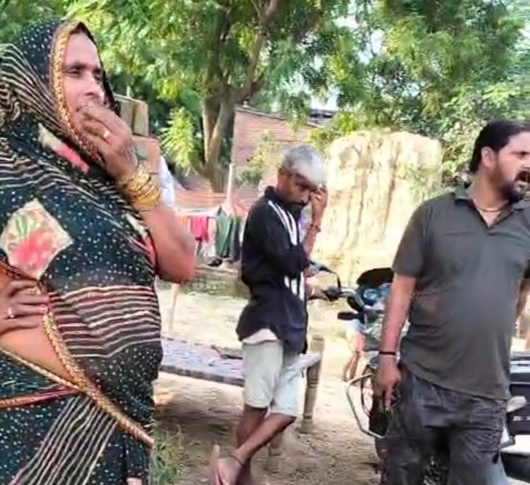 प्रतापगढ़ आसपुर देवसरा क्षेत्र के अंतर्गत आबादी के बैनामे की जमीन में जबरन बनाई जा रही रस्ता