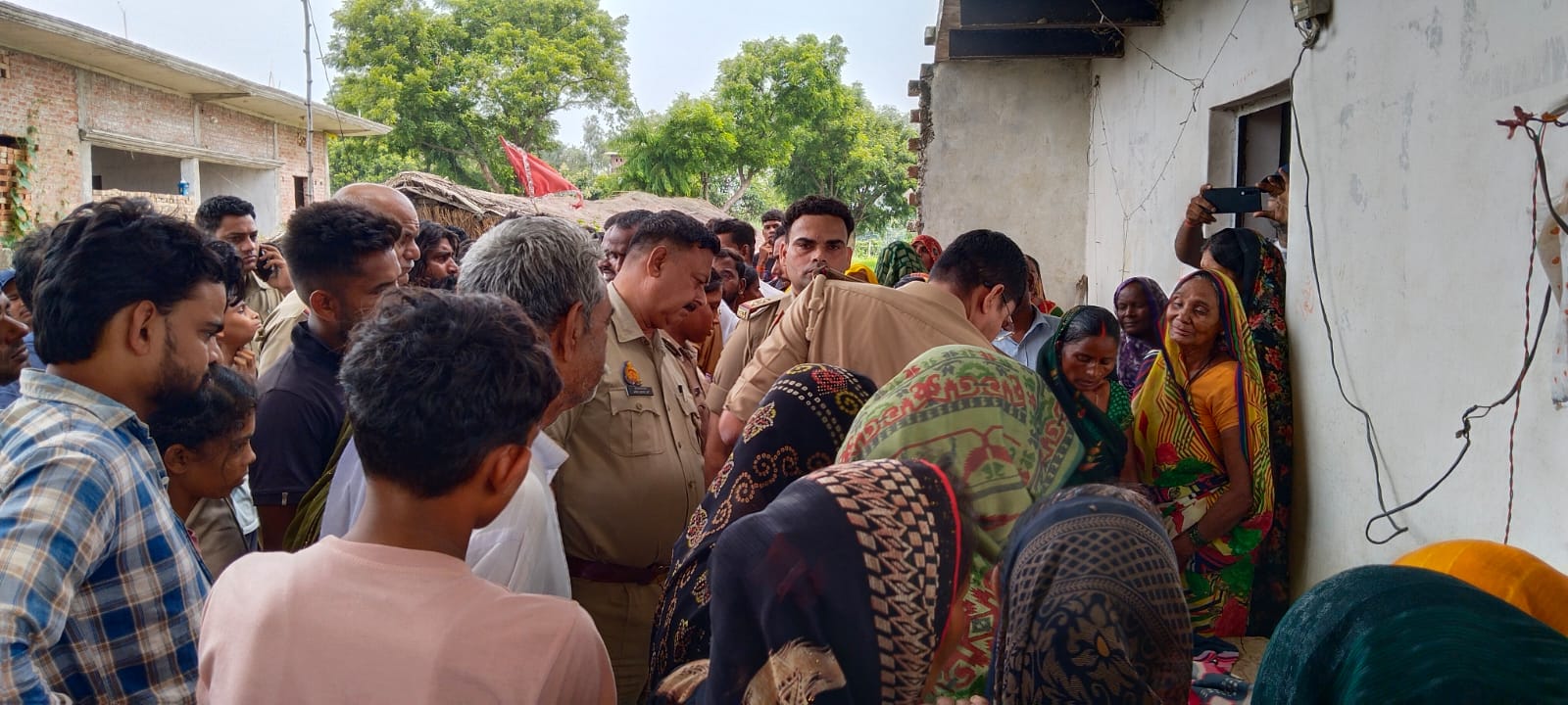 प्रतापगढ़ नगर पंचायत ढकवा इब्राहिमपुर संदिग्ध परिस्थितियों में तीन वर्ष की बच्ची की मौत जांच में जुटी पुलिस