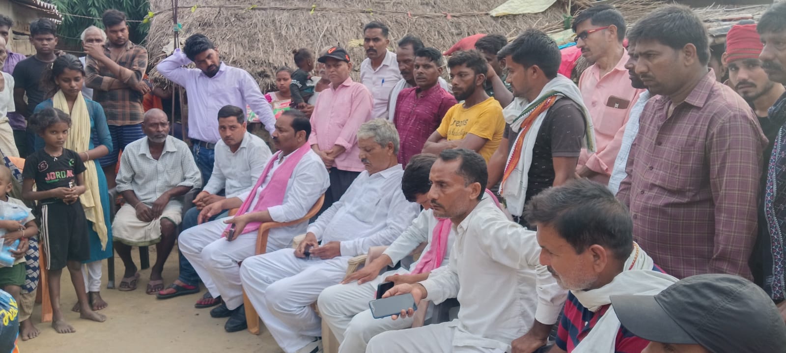 घर पहुंच कर बच्चों एवं परिवार को बधाया ढांढस,हर संभव मदद का दिया आश्वासन जितेन्द्र वर्मा