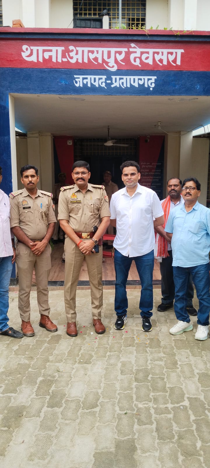 प्रतापगढ़ थाना क्षेत्र आसपुर देवसरा चौकी इंचार्ज ढकवा नगर को महेशगंज थानाध्यक्ष बनाए जाने पर दी गई भावभीनी विदाई