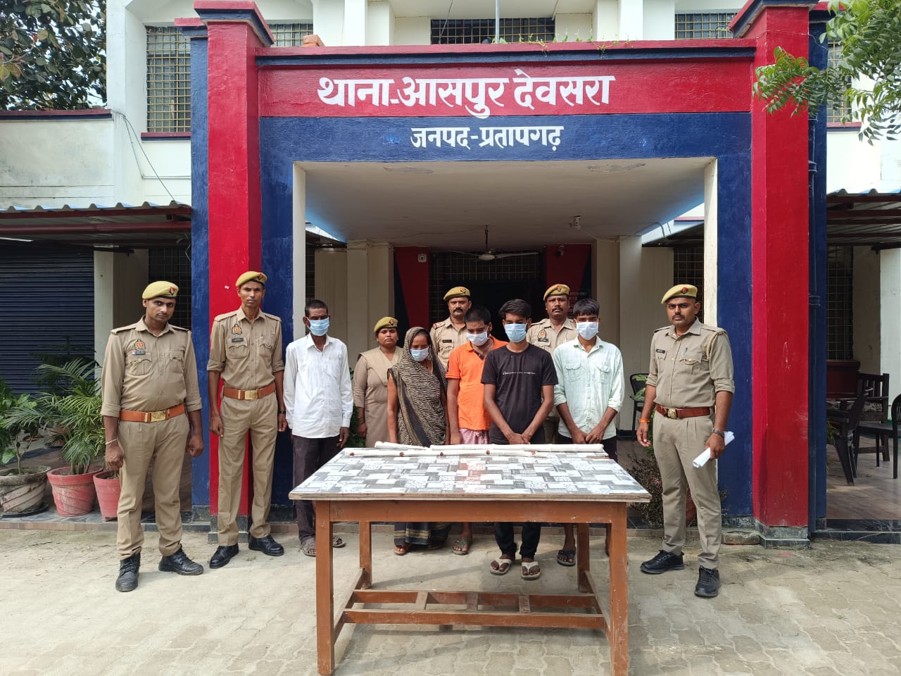 प्रतापगढ़ थाना आसपुर देवसरा क्षेत्रांतर्गत पुलिस पर हमला करने वाले पांचों आरोपियों को पुलिस ने गिरफ्तार कर भेजा जेल