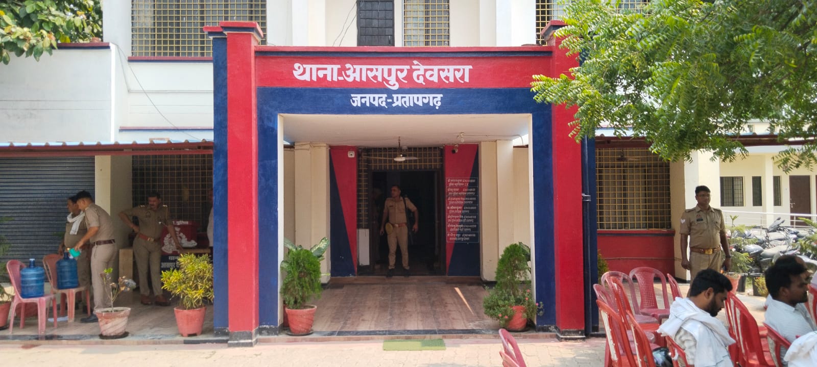 प्रतापगढ़ थाना क्षेत्र आसपुर देवसरा के अंतर्गत घर में घुसे चोर देवरानी व जेठानी के लाखों रुपए कीमत के गहने चुराए