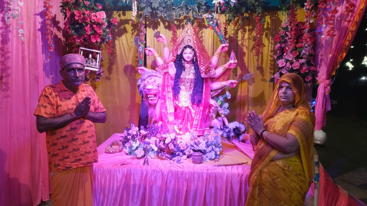 *प्रतापगढ़ नगर पंचायत ढकवा जनसत्ता पार्टी के कार्यालय पर की गई मां दुर्गा की भव्य मूर्ति स्थापना*