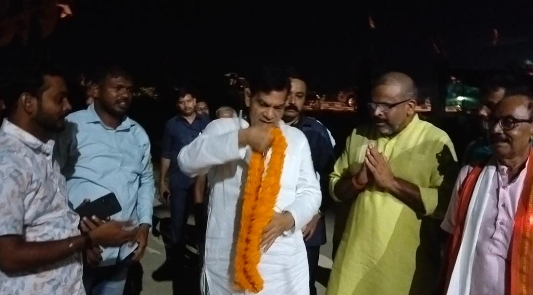 *प्रतापगढ़ नगर पंचायत ढकवा पहुंचे नगर विकास मंत्री एके शर्मा किया बजरंगबली का दर्शन*